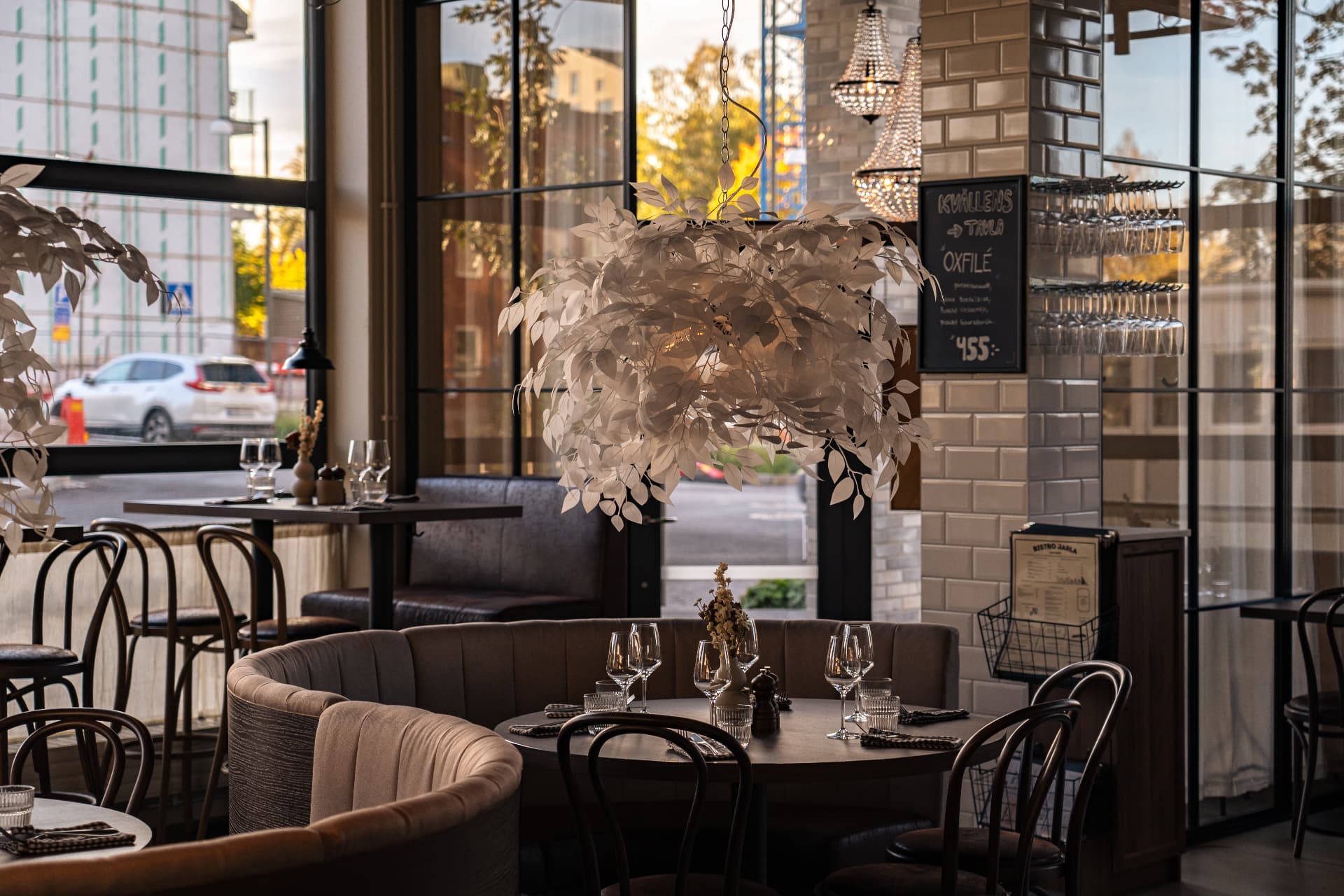 Bistro Jarlas matsal i dagsljus med vita bladinstallationen