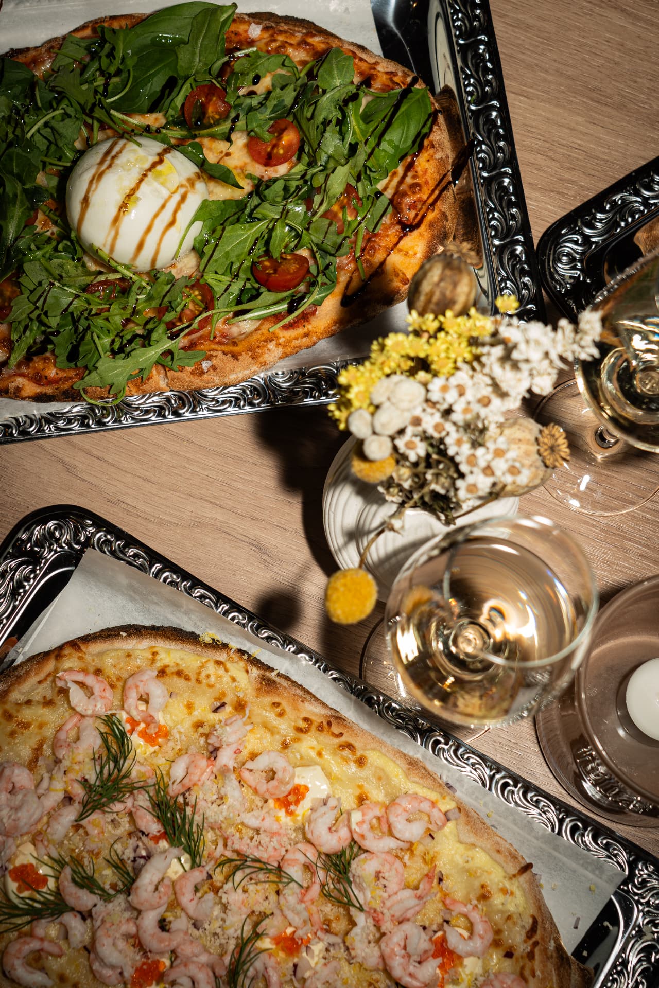Duakat bord med pinsor och vin att dela i Jarlans Vincafé