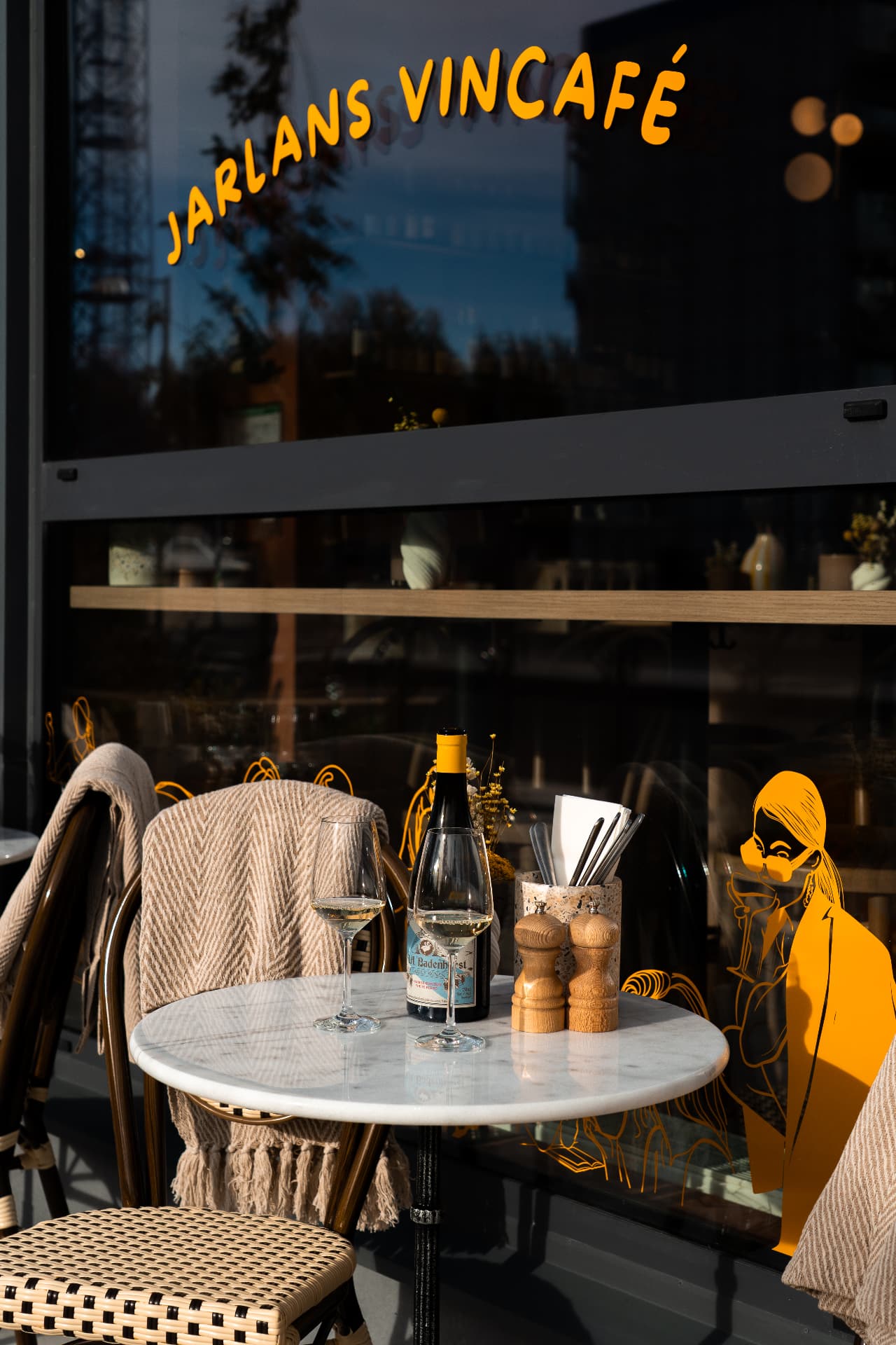 Jarlans Vincafé från gatan