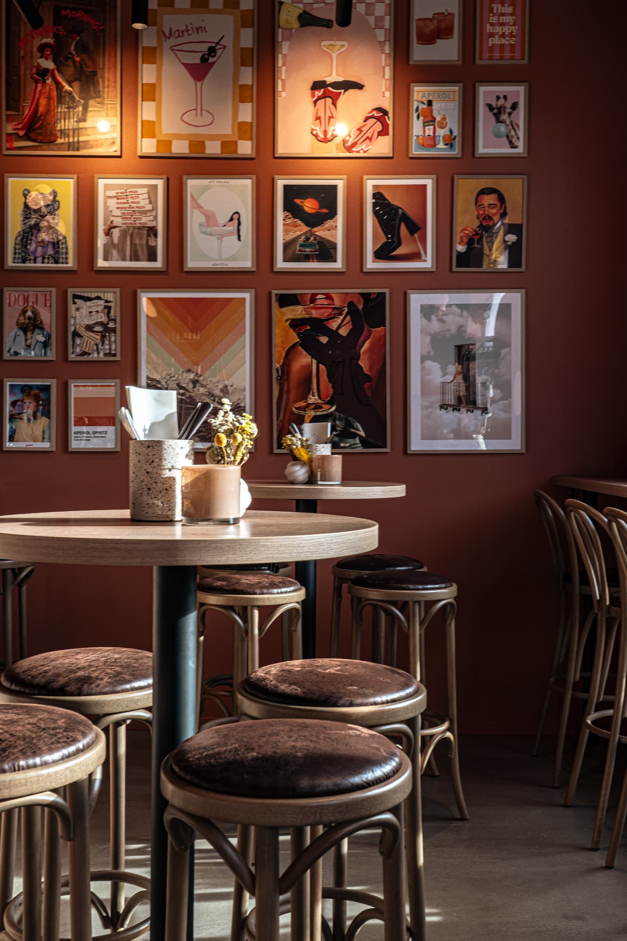 Tavelväggen i vincaféet