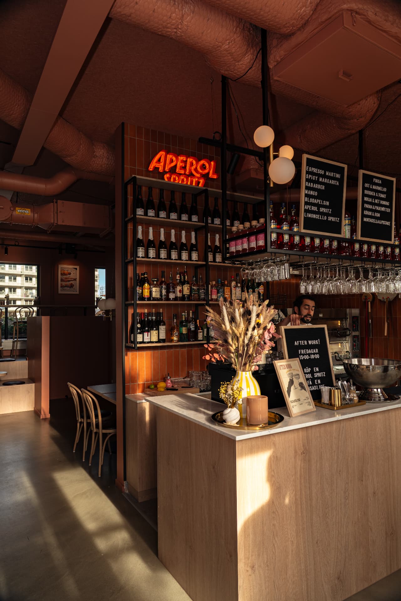 Baren i Jarlans Vincafé med apérolskylt och vintunnlor